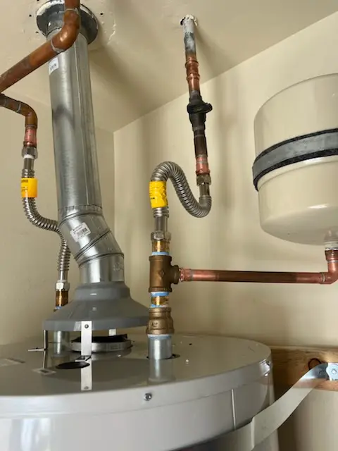 Water heater installation and plumbing repair in Quintana